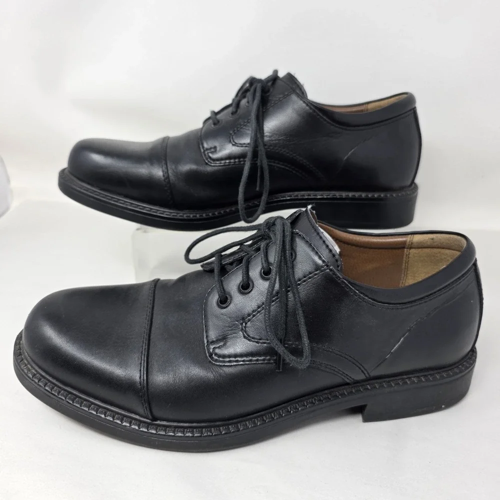 Thom McAn ships from